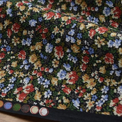 [棉布斜紋布]小花朵圖案/柔軟的斜紋布/斜紋編織/棉布/布/日本製造/黑色 第2張的照片