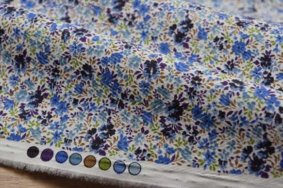 [棉斜紋布]小花朵圖案/柔軟的斜紋/斜紋編織/棉布/日本製造/藍色 第2張的照片