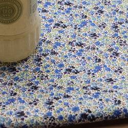 [棉斜紋布]小花朵圖案/柔軟的斜紋/斜紋編織/棉布/日本製造/藍色 第3張的照片