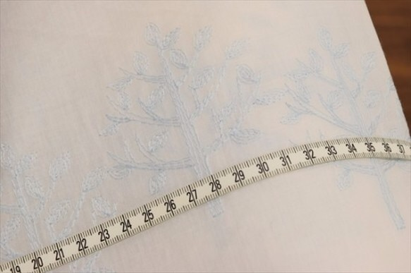 日本製/刺繍コットンローン生地/北欧/木/ツリー/水色 3枚目の画像