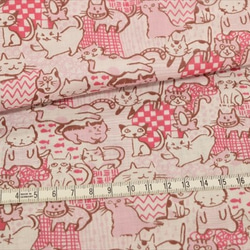 【こむかいさんちのにわ】ひなたぼっこする猫/ネコ柄/コットン/ダブルガーゼ生地/ピンク 2枚目の画像