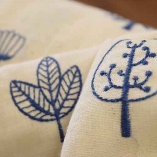 刺しゅう（欧風刺繍） 手刺繍風 お花ワッペン(紺色)[WA068] | foo stitch