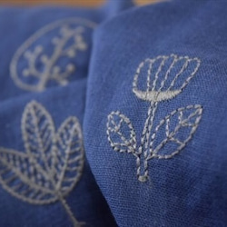 【KOKKA】北欧刺繍 / ダブルガーゼ / 刺繍コットン生地 / フクロウと木 / 紺色 1枚目の画像