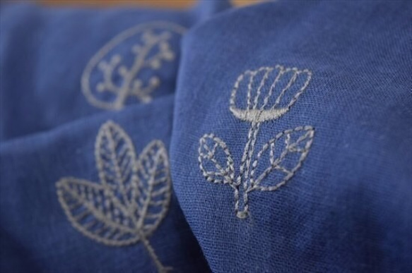 【KOKKA】北欧刺繍 / ダブルガーゼ / 刺繍コットン生地 / フクロウと木 / 紺色 1枚目の画像