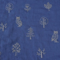 【KOKKA】北欧刺繍 / ダブルガーゼ / 刺繍コットン生地 / フクロウと木 / 紺色 2枚目の画像