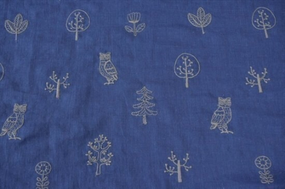 【KOKKA】北歐刺繡/雙層紗布/繡花棉布/貓頭鷹和樹/深藍色 第2張的照片