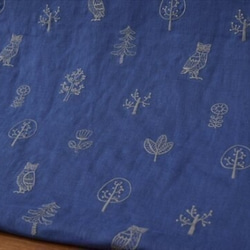 【KOKKA】北歐刺繡/雙層紗布/繡花棉布/貓頭鷹和樹/深藍色 第3張的照片
