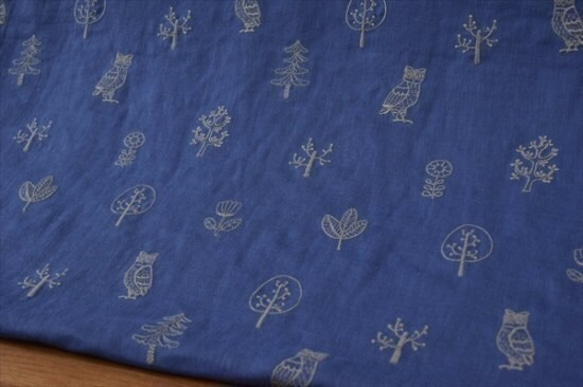【KOKKA】北欧刺繍 / ダブルガーゼ / 刺繍コットン生地 / フクロウと木 / 紺色 3枚目の画像