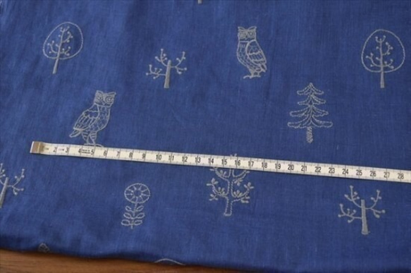 【KOKKA】北欧刺繍 / ダブルガーゼ / 刺繍コットン生地 / フクロウと木 / 紺色 4枚目の画像