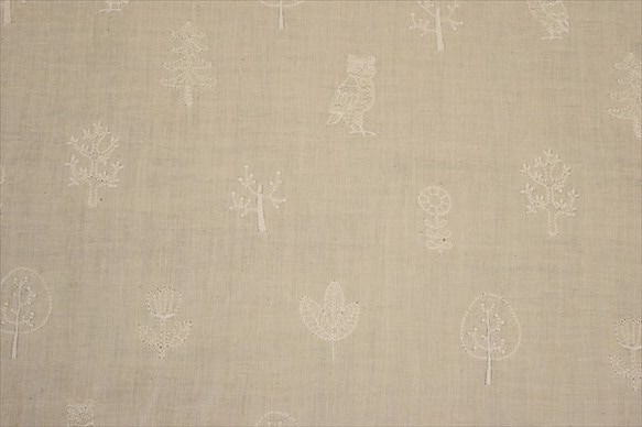 【KOKKA】北欧刺繍 / ダブルガーゼ / 刺繍コットン生地 / フクロウと木 / 生成り×白 4枚目の画像
