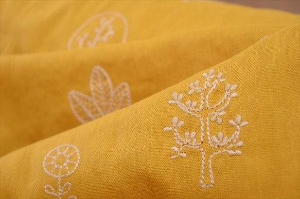 【KOKKA】北欧刺繍 / ダブルガーゼ / 刺繍コットン生地 / フクロウと木 / 黄色×白 1枚目の画像
