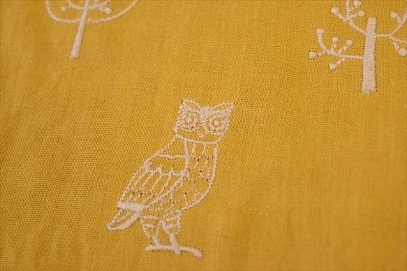 【KOKKA】北欧刺繍 / ダブルガーゼ / 刺繍コットン生地 / フクロウと木 / 黄色×白 3枚目の画像