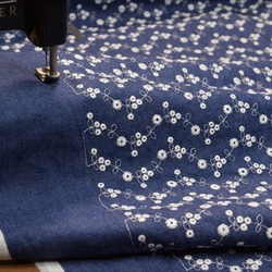 牛仔布刺繡面料/北歐/小花朵圖案/日本製造/藍色 第1張的照片