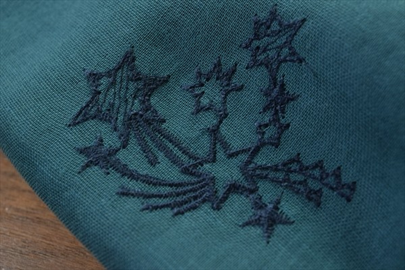 【KOKKA】ダブルガーゼ/刺繍コットン生地/星座と流星/深青緑 4枚目の画像