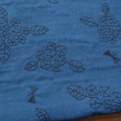 [KOKKA]雙層紗布/繡花棉織物//繡球花和蝴蝶/藍色 第1張的照片
