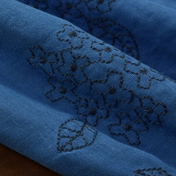 [KOKKA]雙層紗布/繡花棉織物//繡球花和蝴蝶/藍色 第3張的照片