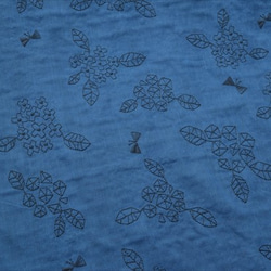 [KOKKA]雙層紗布/繡花棉織物//繡球花和蝴蝶/藍色 第6張的照片