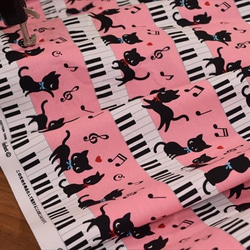 【Colorful Textile Market】ピアノの上で踊る黒猫ワルツ柄/コットンオックス生地 3枚目の画像