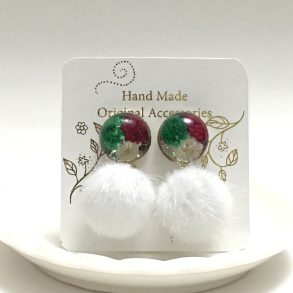 【Creema限定 早割価格】 かすみ草Christma×ファーボール　本物のお花が入ったノンホールピアス　 2枚目の画像