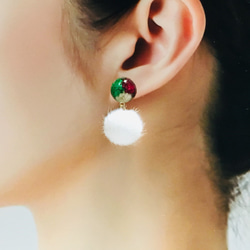 【Creema限定 早割価格】 かすみ草Christma×ファーボール　本物のお花が入ったノンホールピアス　 1枚目の画像