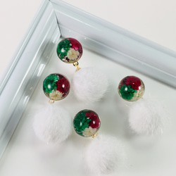 【Creema限定 早割価格】 かすみ草Christma×ファーボール　本物のお花が入ったノンホールピアス　 4枚目の画像