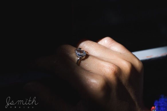 『璀璨永恆』925純銀戒指+水滴型鋯石包鑲 第4張的照片