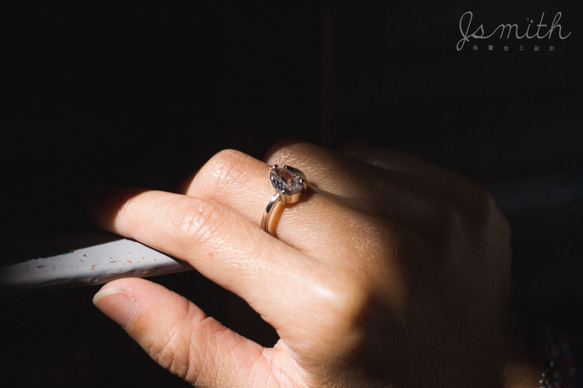 『璀璨永恆』925純銀戒指+水滴型鋯石包鑲 第7張的照片