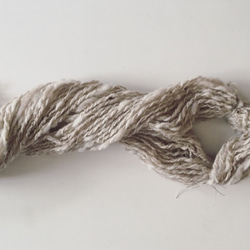 ⑦ 手紡ぎ糸　メリノ・コリデール　ベージュホワイト（80ｇ）5 wpi 超極太 6枚目の画像