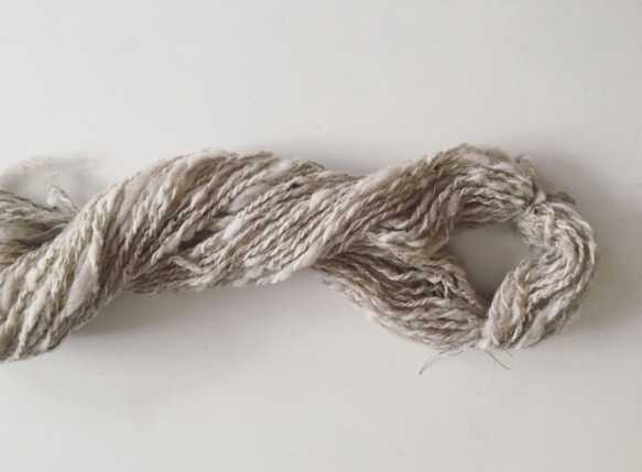 ⑦ 手紡ぎ糸　メリノ・コリデール　ベージュホワイト（80ｇ）5 wpi 超極太 6枚目の画像