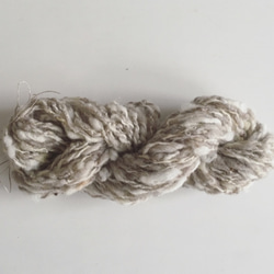 ⑧ 手紡ぎ糸　メリノ・コリデール　ベージュホワイト（35ｇ）5 wpi 超極太 1枚目の画像