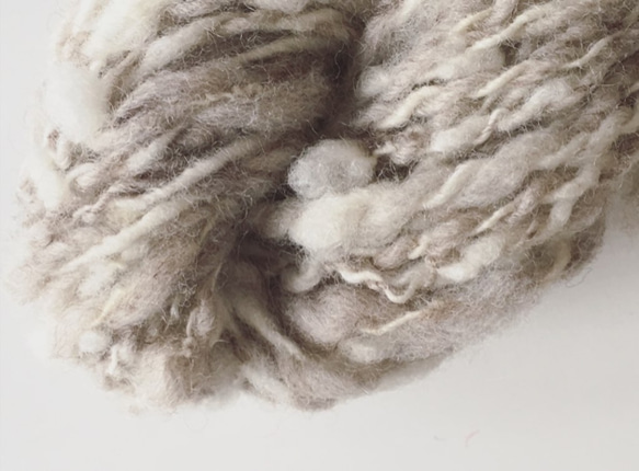 ⑧ 手紡ぎ糸　メリノ・コリデール　ベージュホワイト（35ｇ）5 wpi 超極太 3枚目の画像