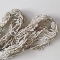 ⑧ 手紡ぎ糸　メリノ・コリデール　ベージュホワイト（35ｇ）5 wpi 超極太 4枚目の画像