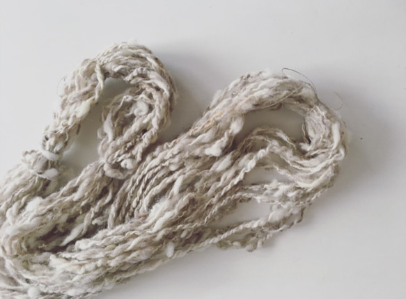 ⑧ 手紡ぎ糸　メリノ・コリデール　ベージュホワイト（35ｇ）5 wpi 超極太 4枚目の画像