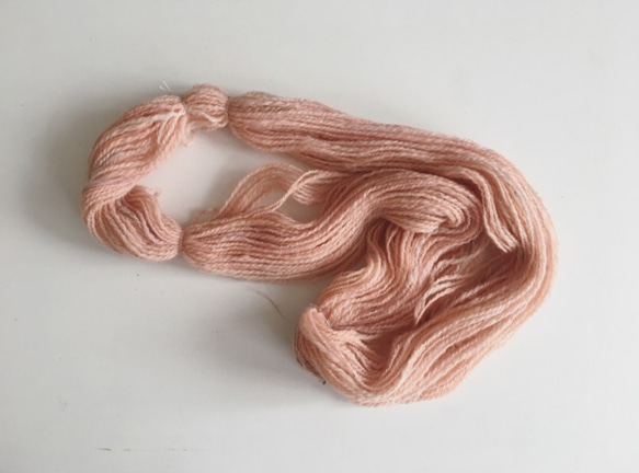 ⑩ 手紡ぎ糸　シェットランド　グレイッシュあかね色（43ｇ）10-11 wpi 並太　 4枚目の画像