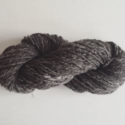 ② 手紡ぎ糸　シェットランド（シュロプシャー混）ダークグレー（77ｇ）7 - 8wpi 極太 1枚目の画像