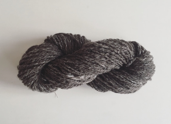 ② 手紡ぎ糸　シェットランド（シュロプシャー混）ダークグレー（77ｇ）7 - 8wpi 極太 1枚目の画像