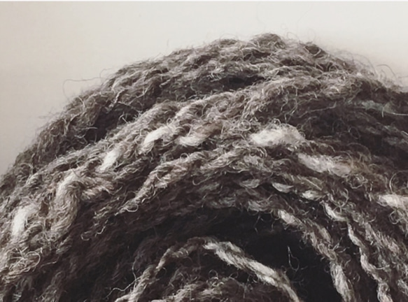 ② 手紡ぎ糸　シェットランド（シュロプシャー混）ダークグレー（77ｇ）7 - 8wpi 極太 2枚目の画像