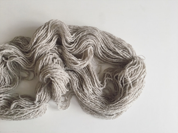 ④ 手紡ぎ糸　メリノ ベージュ（87ｇ）9-10 wpi 並太　 4枚目の画像
