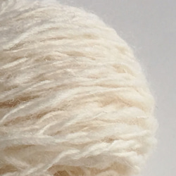 ⑥ 手紡ぎ糸　シュロプシャー　生成りホワイト（74ｇ）10-11wpi  並太 3枚目の画像