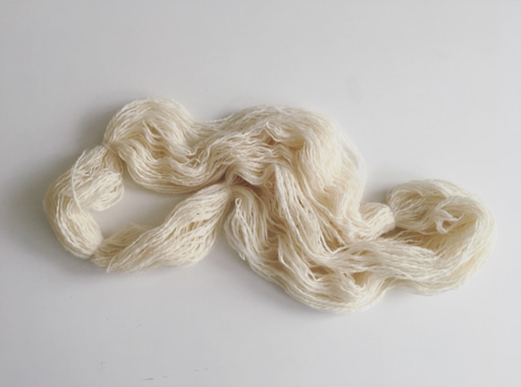 ⑥ 手紡ぎ糸　シュロプシャー　生成りホワイト（74ｇ）10-11wpi  並太 4枚目の画像