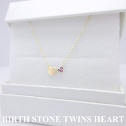 二月生日石紫水晶雙胞胎心形小巧吊墜和閃閃發光的精緻鏈條黃金項鍊 第6張的照片