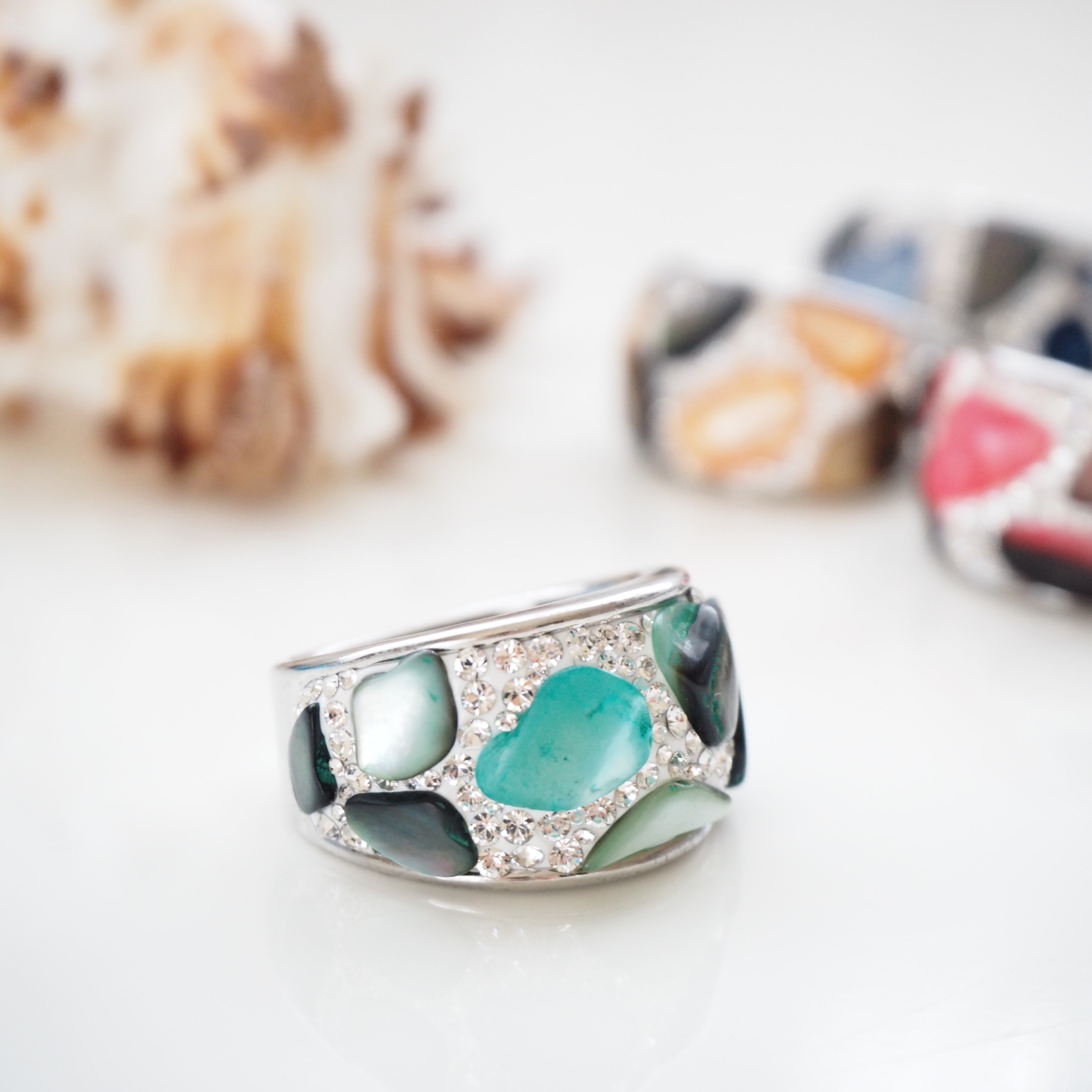 シェルとスワロフスキー®クリスタルの夏リング（グリーン）