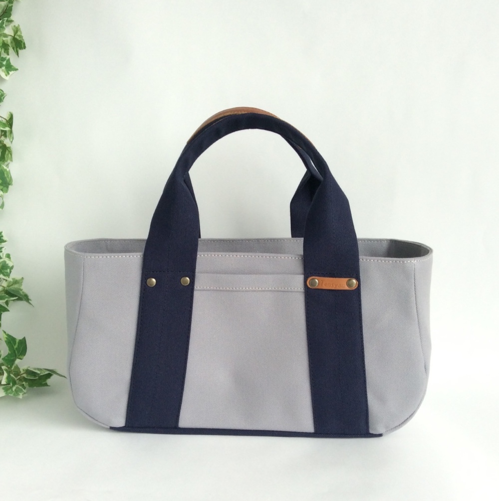 コロンと丸い帆布の横長トート・ライトグレー＋ダークネイビー・マチ12