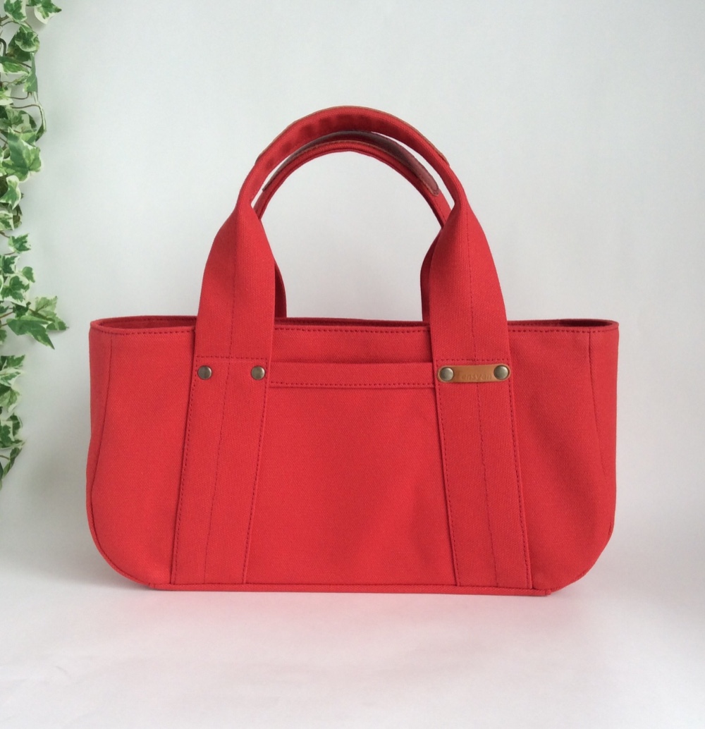 コロンと丸い帆布の横長トート・レッド・マチ12