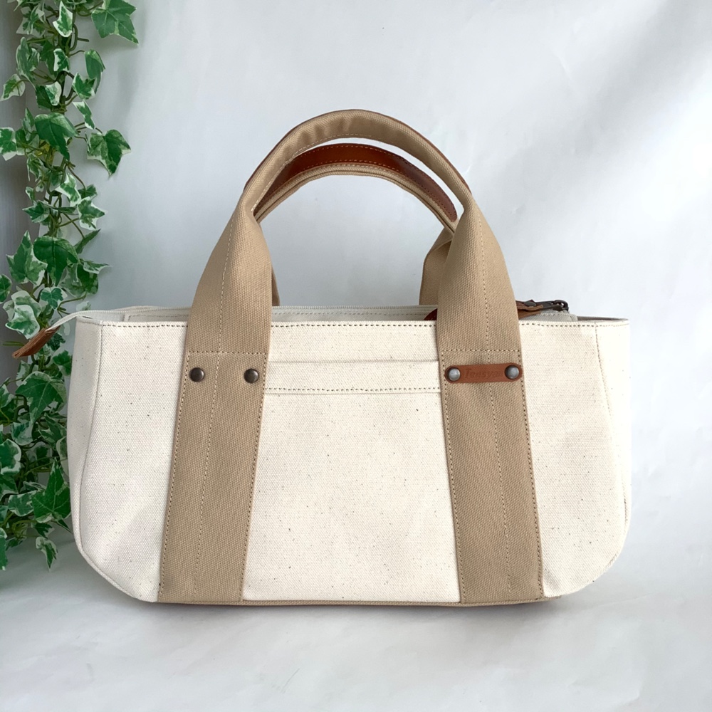 コロンと丸い帆布の横長トート・生成り＋ウスベージュ・マチ12・天ファスナー・底鋲