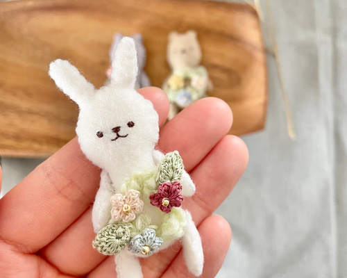 眺めて触れて楽しむ、小さなお花を抱えたうさぎさんのぬいぐるみ