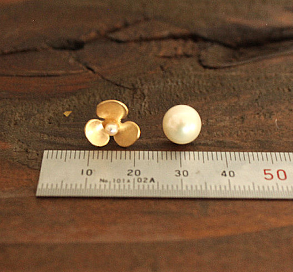ふた粒の真珠とお花ピアスA 3枚目の画像