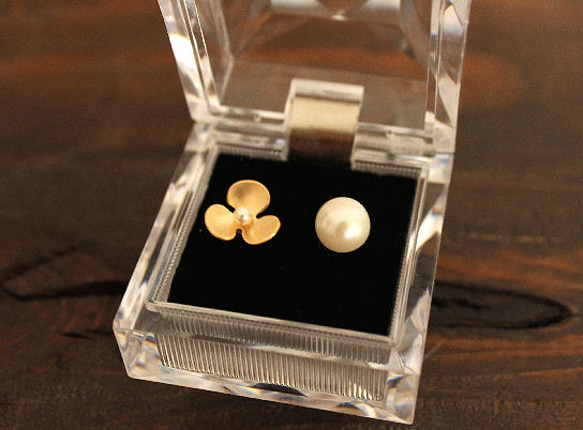 ふた粒の真珠とお花ピアスA 5枚目の画像