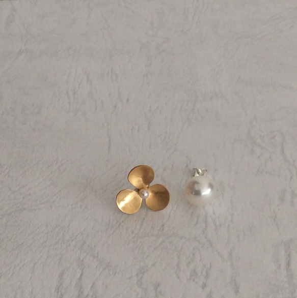 ふた粒の真珠とお花のピアスC 1枚目の画像