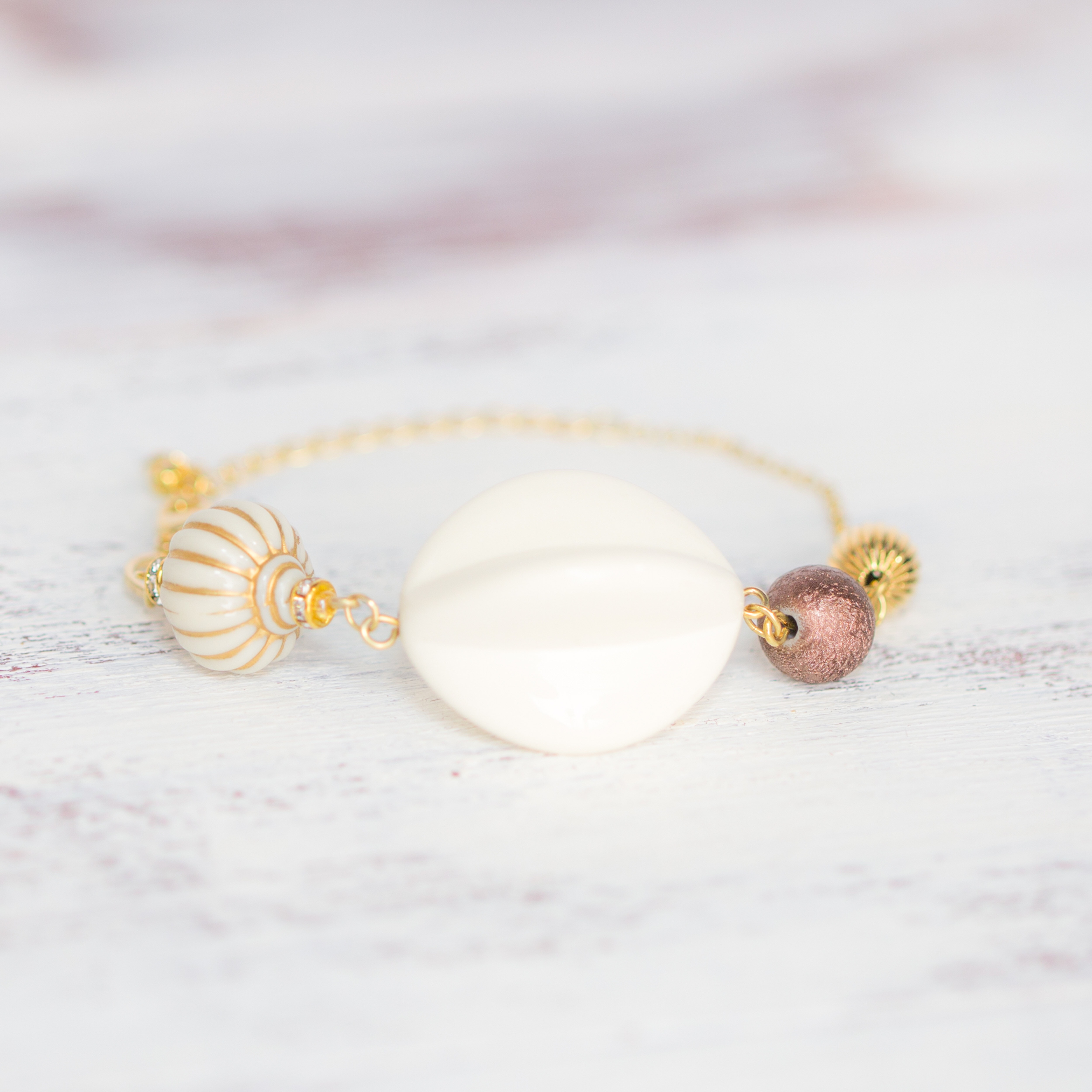 ホワイト と レトロカラー ブレスレット ③